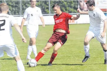  ??  ?? Kein Durchkomme­n gab es für Dasings Christoph Schulz (Mitte) beim FC Gerolsbach.