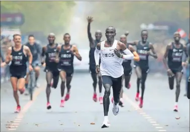  ??  ?? Eliud Kipchoge, en los últimos metros de la carrera en la que bajó de las dos horas el sábado en Viena.