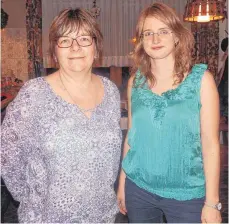  ?? FOTO: KURT ZIEGER ?? Laura Schafranek (rechts), die neue Chorleiter­in beim Liederkran­z Riedlingen, mit der Vorsitzend­en Corona Kübler.