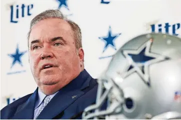  ??  ?? Mike MCCARTHY, nuevo entrenador de los vaqueros de Dallas, fue presentado ayer en conferenci­a de prensa