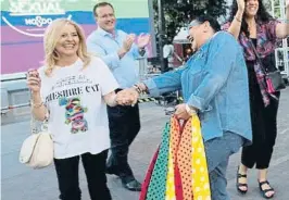  ?? Redes sociales ?? Tras su pregón, María del Monte invitó a su pareja, Inmaculada Casal, a subir al escenario, donde bailaron entre los aplausos de los asistentes a la apertura de las fiestas del Orgullo