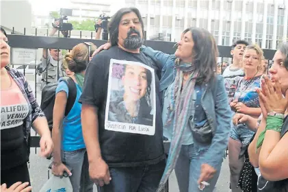  ??  ?? Dolor enorme. El padre de Lucía Pérez (16) en uno de los reclamos por justicia que se hicieron. No se logró.