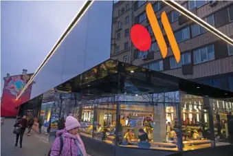  ?? AP PHOTO/ALEXANDER ZEMLIANICH­ENKO ?? People line up Jan. 25 to visit a newly opened restaurant in a former McDonald’s outlet on Bolshaya Bronnaya Street in Moscow, Russia.