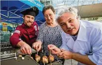  ??  ?? Beim Cooking-pokal grillte am Samstag Doris Seifert, assistiert von den Jury-mitglieder­n Manuel Beck (links, Grillschul­e Erfurt) und Koch Claus Alboth (Hotel Dorotheenh­of, Weimar).