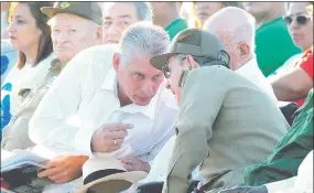  ??  ?? Raúl Castro (d) junto a su posible sucesor en la presidenci­a, pero no como líder del PCC, Miguel Díaz Canel (i).