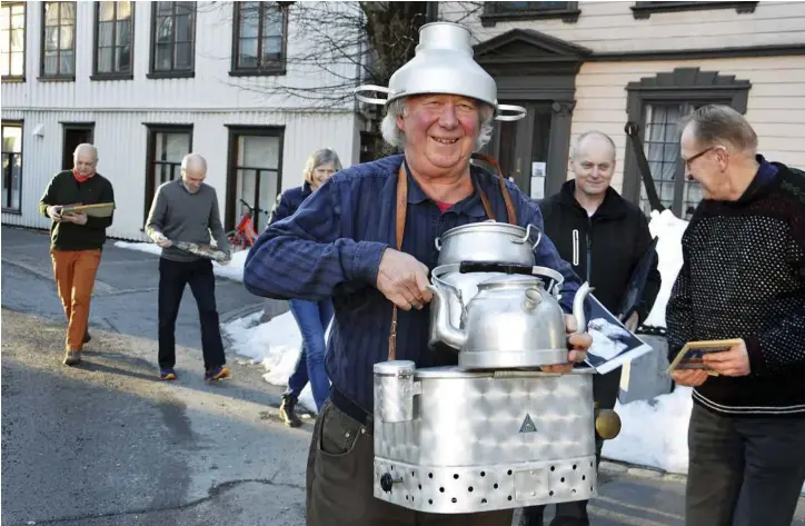 ??  ?? MED HATT: Aluminiums­samler Hans Olaf Aanensen med en gammel pølsekoker og diverse annet han samler på. Nå har han fått Arendal kulturpris.