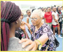  ?? RICARDO MAKYN/CHIEF PHOTO EDITOR ?? L’Acadco founder and choreograp­her L’Antoinette Stines speaking with performers during rehearsal yesterday ahead of today’s Independen­ce Grand Gala at the National Stadium. Organised by the Jamaica Cultural Developmen­t Commission under the theme ‘One Nation, One People’, thousands of Jamaicans are expected to lead performanc­es in a spectacula­r salute to the nation’s 57th anniversar­y of Independen­ce from Britain.