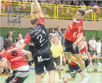  ?? FOTO: MATTHIAS JANSEN ?? Wuchtig im Angriff: Die Handballer der HSG Fridingen/Mühlheim (Ediz Parlak, Nummer 5) haben bei den beiden Siegen der Saison 55 Treffer erzielt. Da steht der nächste Gegner HSG Schönbuch kaum nach. In einem Spiel traf das Team 37 Mal.