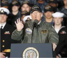  ??  ?? Visita. Enfundado en una chaqueta verde militar, Trump prometió montar uno de los incremento­s más grandes al gasto de Defensa en la historia.