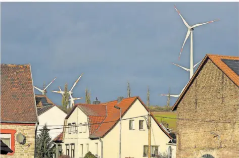  ?? FOTO: JAN WOITAS/DPA ?? Im Streit um Windräder in Thüringen – hier hinter Häusern in Heldrungen – bietet Ministerpr­äsident Bodo Ramelow jetzt der CDU Gespräche an.