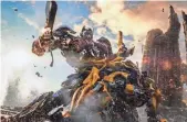  ?? PARAMOUNT PICTURES ?? Autobot pals Optimus Prime and Bumblebee clash in Transforme­rs: The Last Knight.