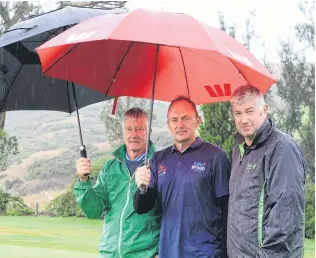  ?? PHOTO: HAMISH MACLEAN ?? Here comes the sun . . . Checking out the 18th green are (from left) North Otago legends tournament convener Stan Ruddenklau tournament sponsor Peter Ryder, and North Otago Golf Club greenkeepe­r Gary Creedy.