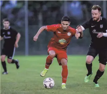  ?? FOTO: THOMAS SIEDLER ?? Letztlich ohne Chance: Der Kreisligis­t VfB Tannhausen (schwarzes Trikot) musste gegen den Bezirkslig­isten SSV Aalen die Segel im Pokal streichen.