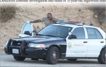  ?? Austin Dave/The
Signal ?? Santa Clarita Valley Sheriff’s Station deputies arrive at Ridge Route Road, where the body of 31-year-old Tron Scott Mayo Jr. was found. Mayo was a resident of Inglewood and was working at the Forum before his death.