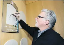  ?? MILO STEWART JR./NATIONAL BASEBALL HALL OF FAME AND MUSEUM ?? Jack Morris signs the spot where his plaque will hang in Cooperstow­n, N.Y.