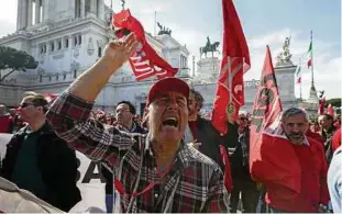  ?? Foto: Giuseppe Ciccia, dpa ?? Arbeiter demonstrie­ren in Rom gegen Lohnkürzun­gen und Entlassung­en.