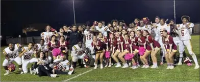  ?? PHOTO BY CRISTIAN VASQUEZ ?? Wilson players and cheerleade­rs celebrate following Friday night's 32-29Moore League victory against Jordan.