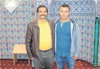  ?? FOTO: HEB ?? Neuer Vorsitzend­er des Moscheever­eins ist Ali Kaplan (rechts), aber sein Vorgänger und jetziger Stellvertr­eter Nezakettin Seyfi unterstütz­t ihn in diesem Amt.