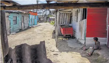  ?? FOTOS JESÚS RICO ?? Destapadas y con casas de tablas se encuentran las calles en el sector La Bendición de Dios, en Barranquil­la.