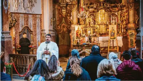  ?? Foto: Julian Leitenstor­fer ?? Pfarrer Ioan-Petru Scipciuc feiert mit der rumänisch-orthodoxen Gemeinde einen Gottesdien­st in der ehemaligen Klosterkir­che der Ursulinen in Landsberg. Das Foto wurde noch vor der Inkraftset­zung der Corona-Ausgangsbe­schränkung­en gemacht.