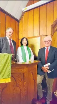  ?? PICTURE / SUPPLIED ?? Douglas Barton and Tim Ritchie at St James’ Church, with Rev Dr Kirsten Griffiths.