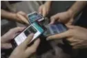  ??  ?? Patients from therapeuti­c group on digital dependence “Delete” show their cellphones inside a clinic in Rio de Janeiro.