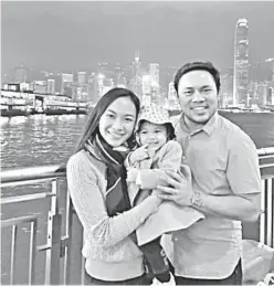  ??  ?? Representa­tive Emmeline Aglipay-Villar and husband Public Works and Highways Secretary Mark Villar with their daughter, Emma Therese