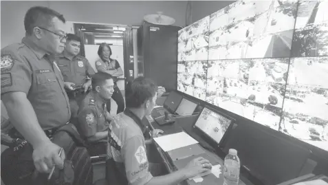  ?? JOY TORREJOS ?? Investigat­ors from Marigondon police station visit the Network for Early Response on the Verge of Emergency (NERVE) Command Center in Lapu-Lapu City to review the CCTV footage of a shooting incident last Monday near Mactan Doctors Hospital involving...