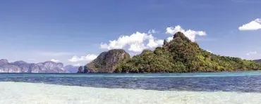  ??  ?? The sand bar of Snake Island is one of the stops of an El Nido tour.