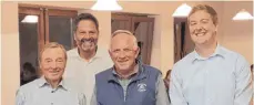  ?? FOTO: PRIVAT ?? Karl Schäfer (60 Jahre Mitglied, von links), Bürgermeis­ter Roland Haug, Peter Scheffold (60 Jahre Mitglied) und der erste Vorsitzend­e Steffen Griener freuen sich über die Treue zum Verein.