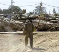  ?? ?? Guerra.
Soldados israelíes, con tanques en la Franja de Gaza.