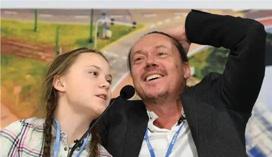  ?? FOTO: LEHTIKUVA/AFP/JANEK SKARZYNSKI ?? Greta Thunberg uppträdde flitigt på klimatmöte­t i Katowice, ofta i sällskap av sin pappa Svante Thunberg.