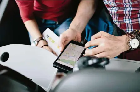  ?? (GETTY IMAGES) ?? Les voyageurs s’informent de plus en plus sur les réseaux. Un fait que l’industrie du voyage et de l’accueil ne peut plus ignorer.