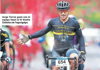  ??  ?? Jorge Torres ganó con el equipo Swat la IV Vuelta Ciclística de Tegucigalp­a.