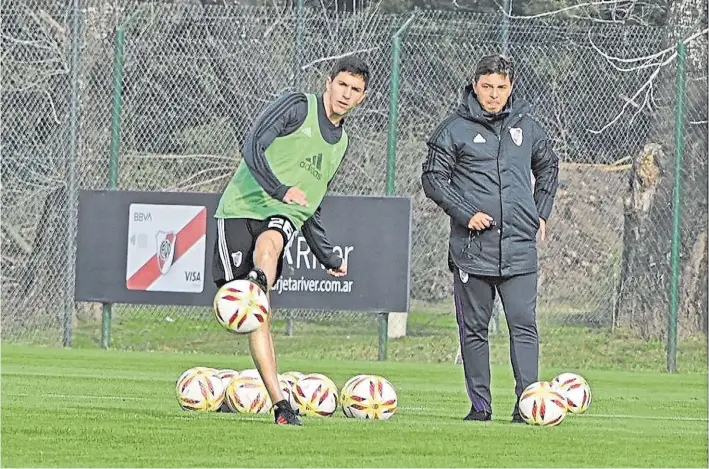  ?? PRENSA RIVER ?? River. Gallardo y Nacho Fernández, en tiempos no muy lejanos. Los clubes más interesado­s en el retorno del fútbol son los que juegan la Libertador­es y la Sudamerica­na.