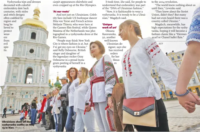  ?? Photo: IC ?? Ukrainians show off their vyshyvanka outfits on May 19 in Kiev.