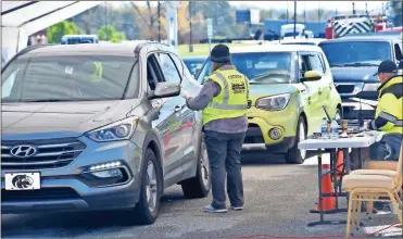  ?? Don Stilwell ?? Motorists line up Thursday, April 1, for COVID-19 shots at the Catoosa-Dade-Walker Vaccinatio­n Station.