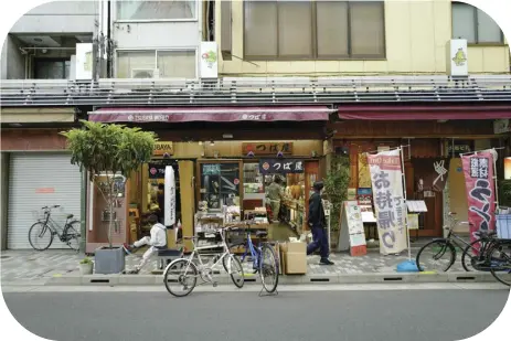  ?? PHOTOS FROM UNSPLASH AND SHUTTERSTO­CK ?? Bicycles are parked in front of a knife shop in Kappabashi Dori, also known as the Kitchen Town, in Japan