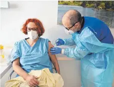  ?? FOTO: OBERSCHWAB­ENKLINIK ?? Die erste Impfung im Elisabethe­nkrankenha­us in Ravensburg: Sonja AndrisZimm­erer bekommt den Impfstoff verabreich­t.