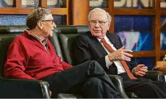  ?? John Peterson/Associated Press ?? » DEBATE BILIONÁRIO O cofundador da Microsoft Bill Gates em programa de TV com Warren Buffett em Omaha (Nebraska), sede da Berkshire Hathaway, do megainvest­idor AUTOMÓVEIS