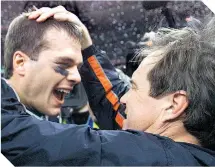  ?? ?? Tom Brady y Belichick festejan una de los Super Bowls ganados, durante su andar en el conjunto de Foxborough.