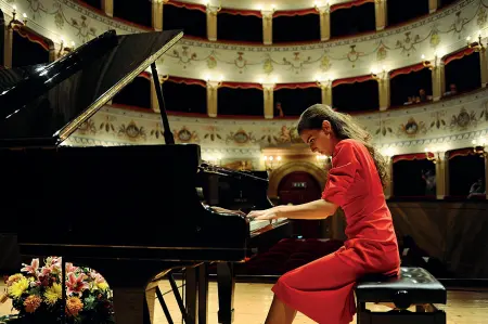  ??  ?? 13 settembre Il pianoforte di Maria Iaiza protagonis­ta del concerto in programma nella chiesa di Santa Maria dei Battuti