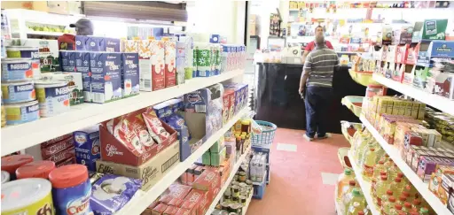  ?? PICTURE: SIMPHIWE MBOKAZI/AFRICAN NEWS AGENCY (ANA) ?? UNDER THREAT? Informal street stalls could pose a threat to corner cafés and convenienc­e stores, an analyst says.