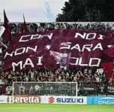  ??  ?? Il primo match La curva Maratona ad Alessandri­a