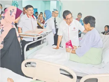  ??  ?? Dr Hilmi speaks to a female patient after distributi­ng CNY hampers.