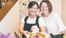  ?? Picture: Kevin Farmer ?? DELICIOUS: Jilly’s co-owner Lisa Bentley (left) and regular customer Sharon Bernardi with the Jilly’s menu item on the Toowoomba Region eats (#trEATS) foodie trail.