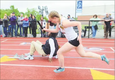  ?? Christian Abraham / Hearst Connecticu­t Media ?? New Canaan’s Zoe Bennett competes in the 4x100 relay during Class L Track and Field Championsh­ip action in Middletown on Thursday.