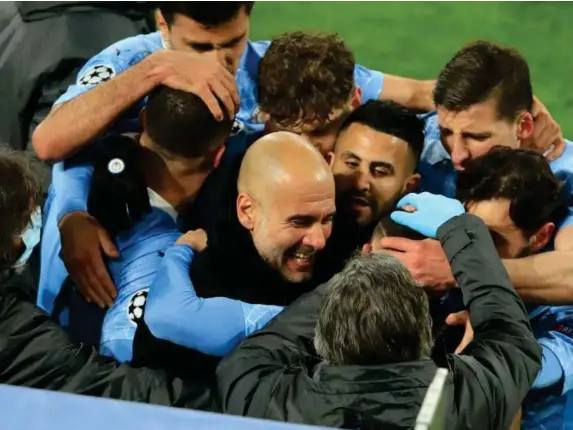  ??  ?? Pep Guardiola is mobbed by his players