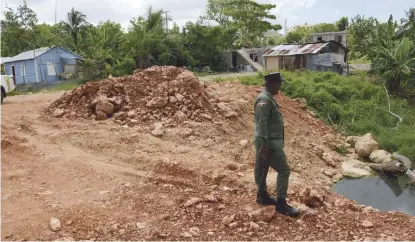  ??  ?? Atención. La delegación que visitó el área estuvo integrada por los técnicos Zacarías Hilario, Pedro Melvin del Orbe y Sara López, así como por el capitán José Zarzuela, jefe del Servicio Nacional de Protección Ambiental.