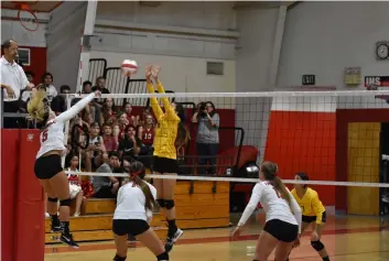  ?? PHOTO AARON BODUS ?? Southwest’s Mary Abatti (8) goes for the block on Imperial’s Cady Davis (5) during Tuesdays’s IVL match held in Imperial.